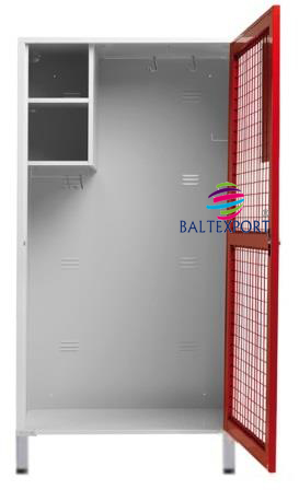 Vestiario de mergulhador com porta rede aberto