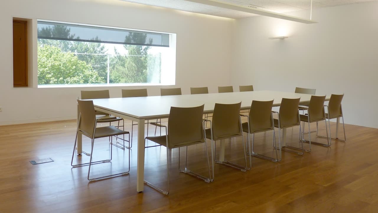 Mesa de reunião reta longa para sala de reuniões Linha KuatrU